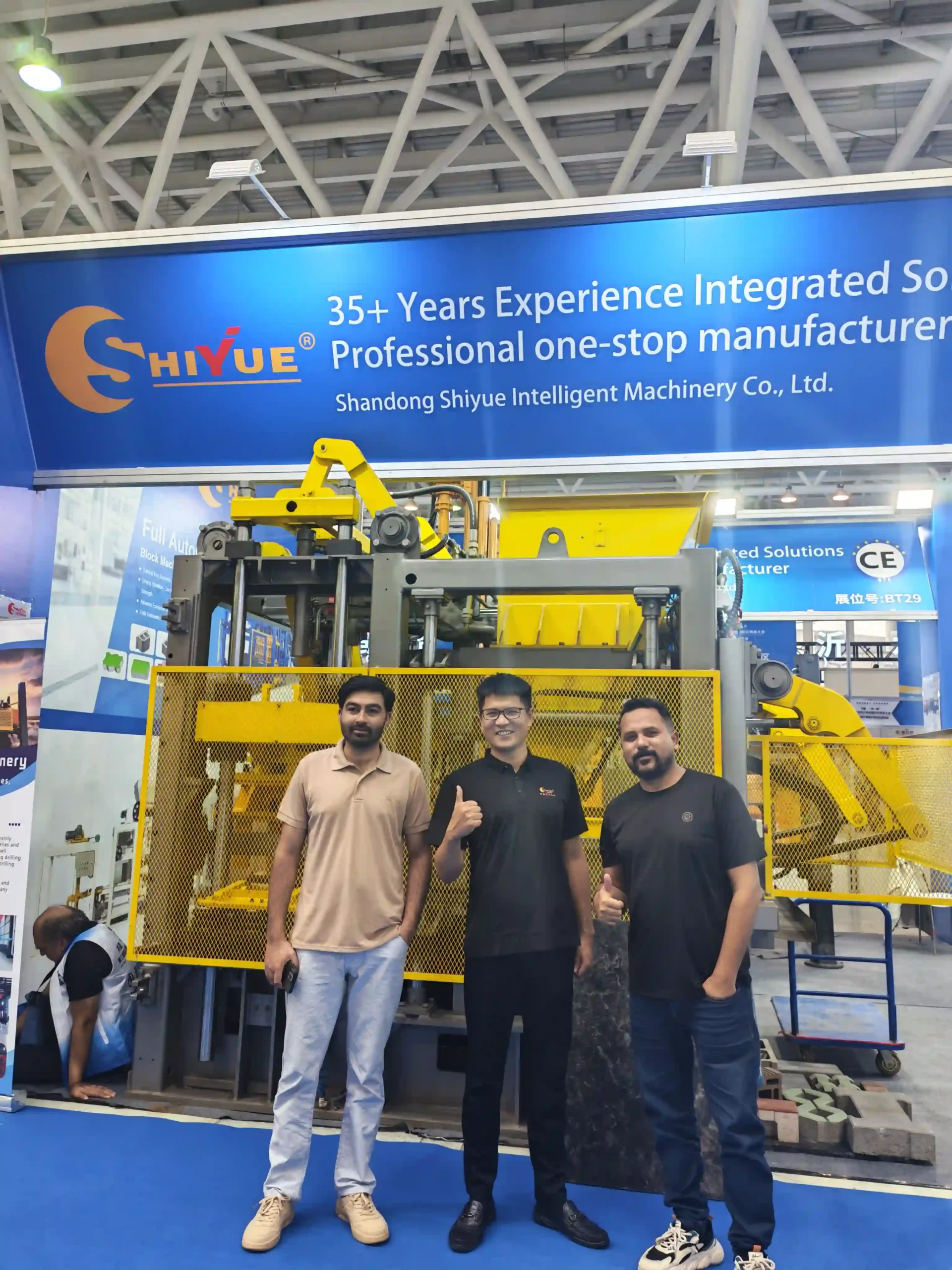 Customers visiting Shiyue booth